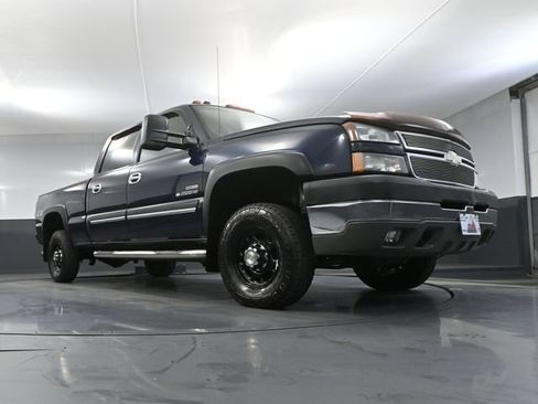 Used 2005 Chevrolet Silverado 2500 LS w/ Heavy-Duty Power Package AWD/4WD image 49