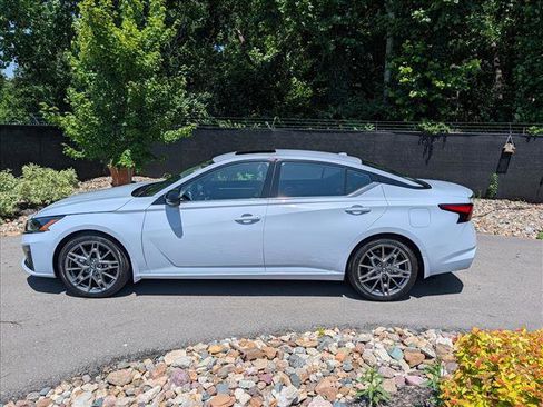 Used 2023 Nissan Altima 2.0 SR FWD image 2