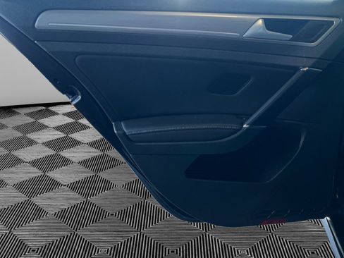 Used 2015 Volkswagen Golf S image 19