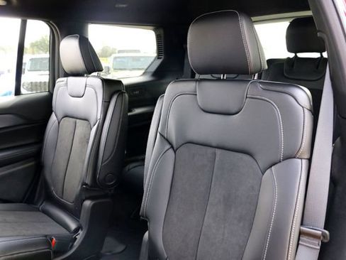 New 2025 Jeep Grand Cherokee L Laredo image 19