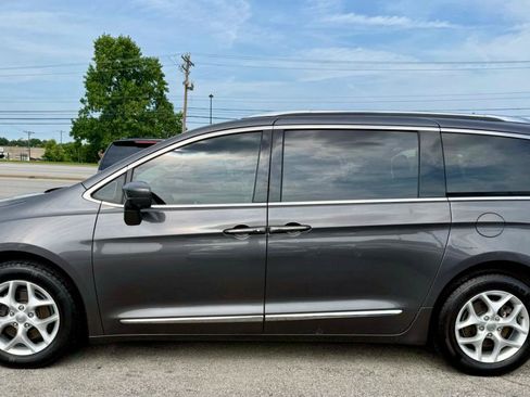 Used 2017 Chrysler Pacifica Touring-L Plus w/ Advanced Safetytec Group FWD image 5