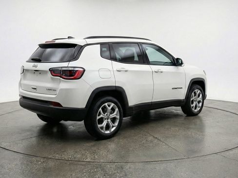 Used 2025 Jeep Compass Latitude image 9