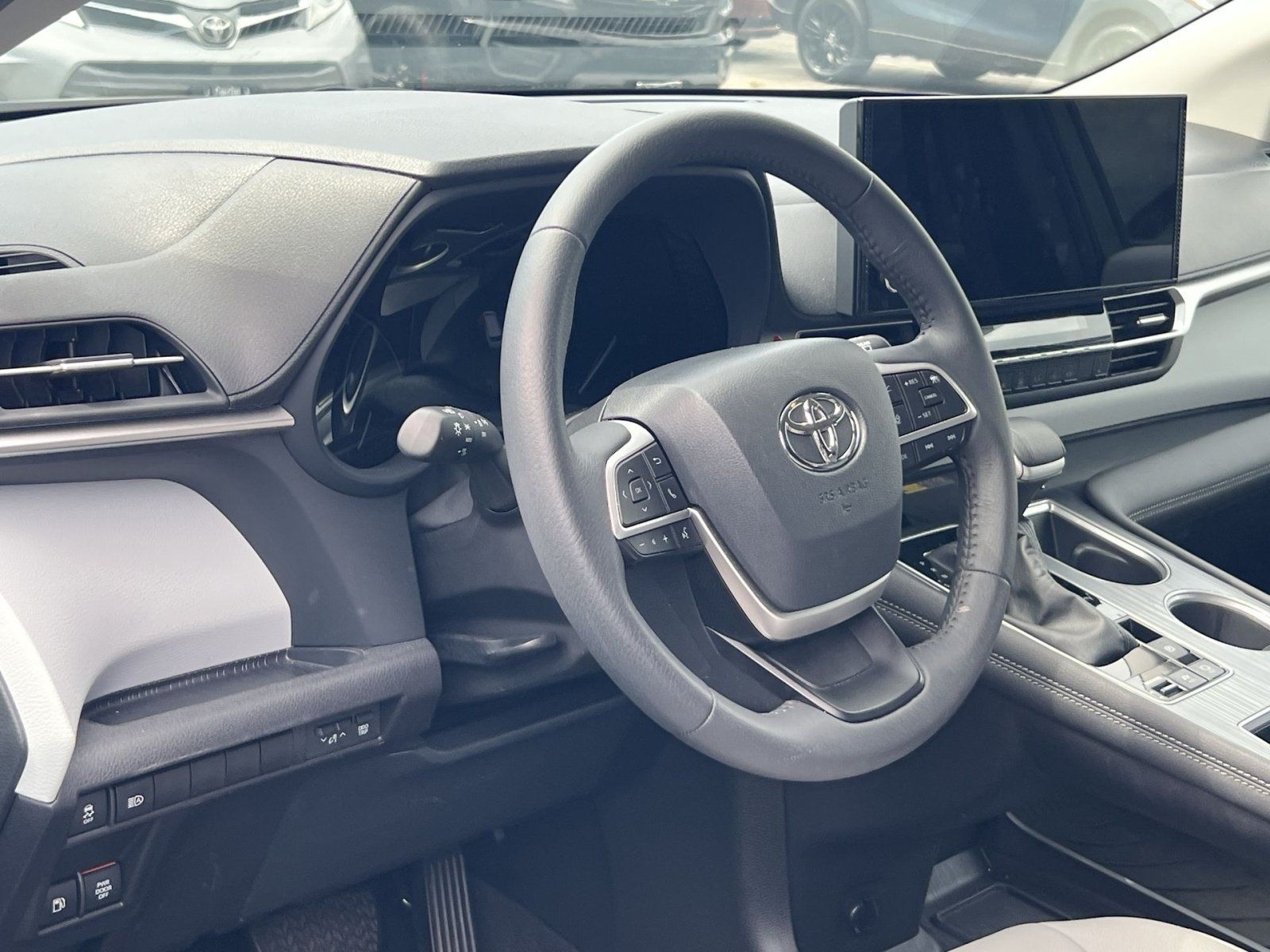 Used 2025 Toyota Sienna XLE AWD/4WD image 13