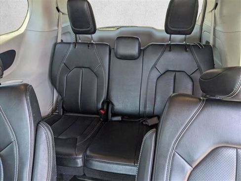 Used 2023 Chrysler Pacifica Touring-L FWD image 18