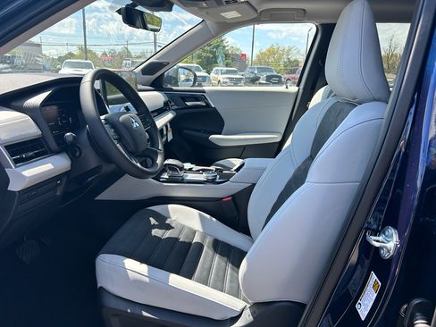 New 2025 Mitsubishi Outlander SE image 11