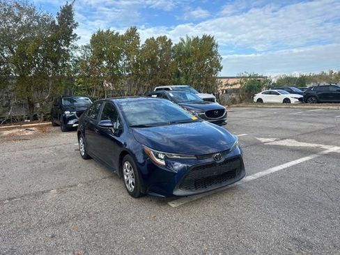 Used 2022 Toyota Corolla LE image 3
