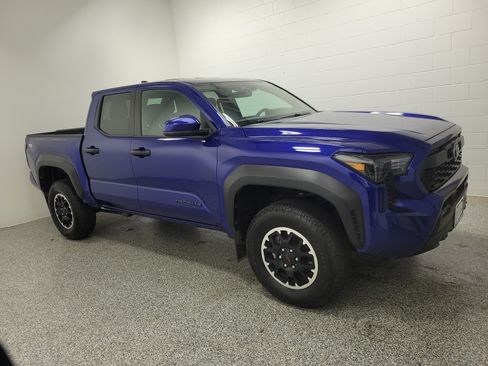 Certified 2024 Toyota Tacoma TRD Off-Road AWD/4WD image 3
