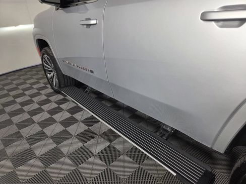Used 2022 Jeep Grand Wagoneer Series III AWD/4WD image 9