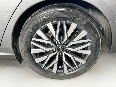 Used 2024 Nissan Altima 2.5 SV image 11