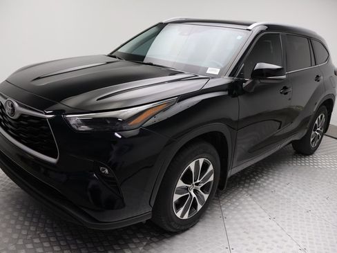 Used 2024 Toyota Highlander XLE FWD image 2