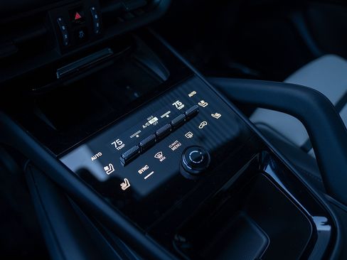 Certified 2025 Porsche Cayenne E-Hybrid AWD/4WD image 16