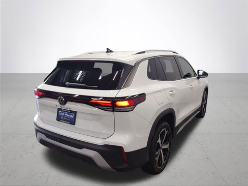 New 2025 Volkswagen Tiguan SE image 12