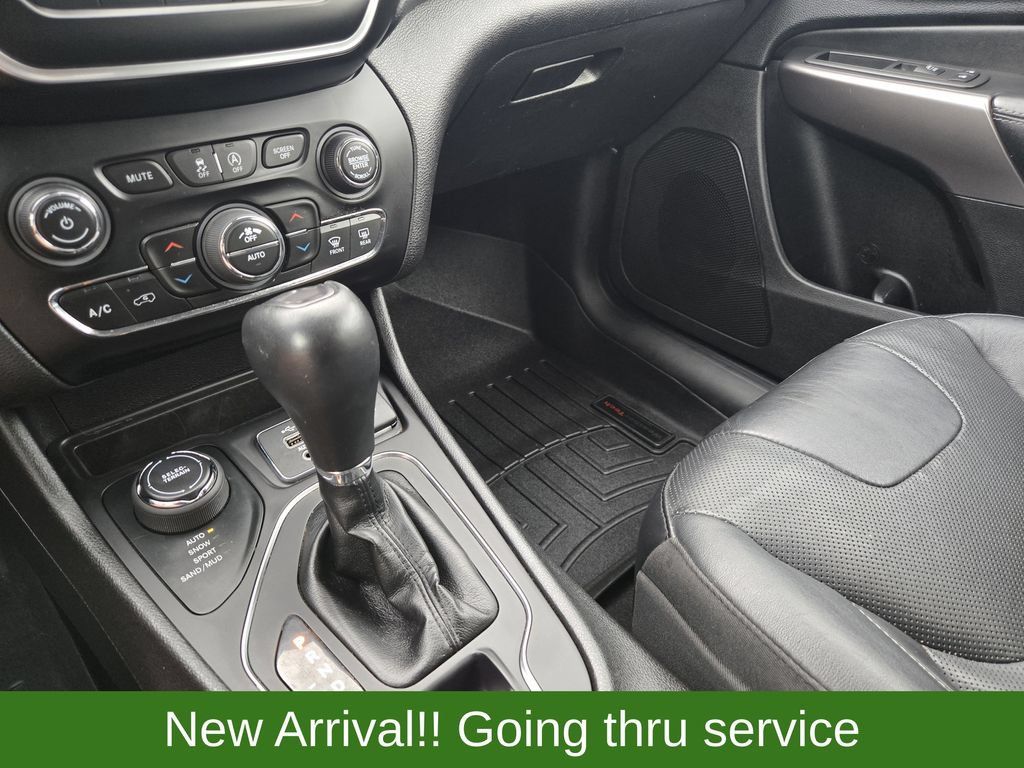 Used 2021 Jeep Cherokee Latitude Lux w/ Comfort/Convenience Group AWD/4WD image 22