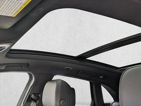 Used 2024 Porsche Macan image 16