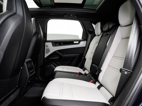 Certified 2026 Porsche Cayenne AWD/4WD image 28