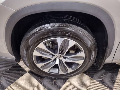 Used 2022 Toyota Highlander XLE image 5