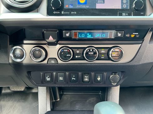 Used 2017 Toyota Tacoma TRD Off-Road AWD/4WD image 19