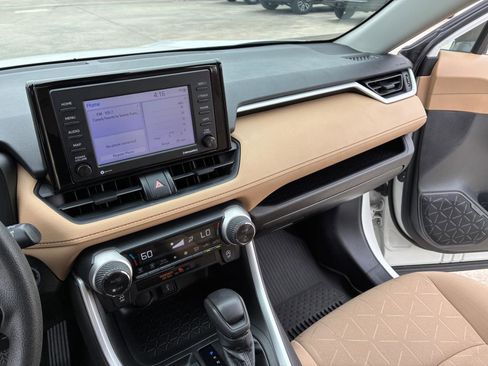 Used 2021 Toyota RAV4 XLE w/ Convenience Package FWD image 18