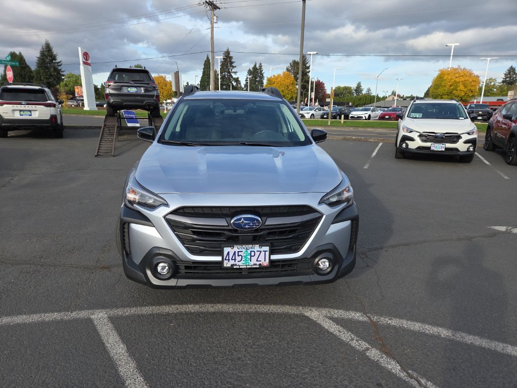 Used 2025 Subaru Outback Premium AWD/4WD image 2