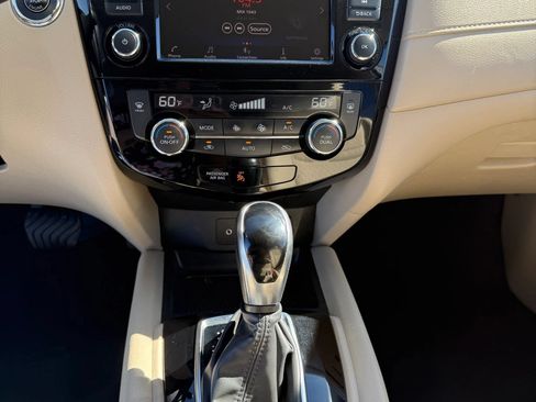 Used 2020 Nissan Rogue SV AWD/4WD image 13