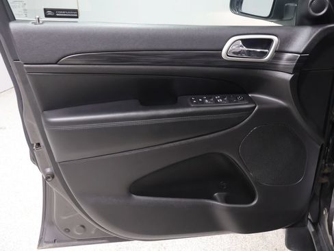 Used 2019 Jeep Grand Cherokee Laredo AWD/4WD image 13