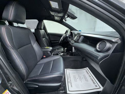 Used 2018 Toyota RAV4 SE image 11