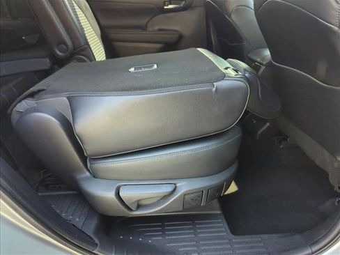 Used 2022 Toyota Highlander XSE FWD image 23