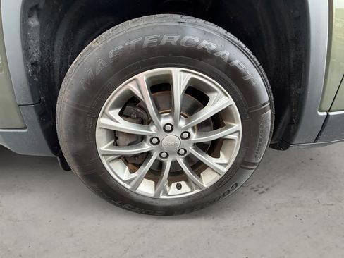 Used 2019 Jeep Cherokee Latitude Plus AWD/4WD image 10