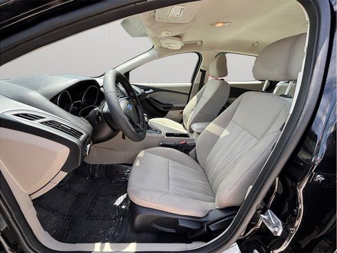 Used 2016 Ford Focus SE FWD image 2