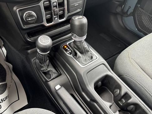 Used 2024 Jeep Wrangler Unlimited Sahara AWD/4WD image 19