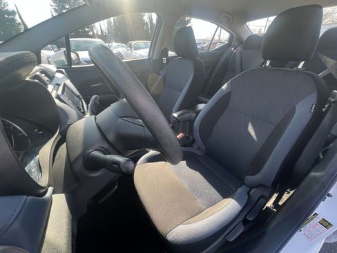 Used 2025 Nissan Versa SV image 31