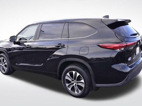 Certified 2023 Toyota Highlander XLE image 3