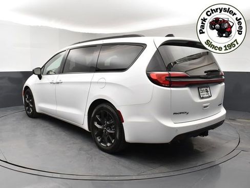 Used 2024 Chrysler Pacifica Limited w/ Uconnect Theater Family Group image 4