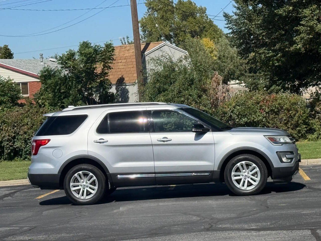 Used 2017 Ford Explorer XLT FWD image 6