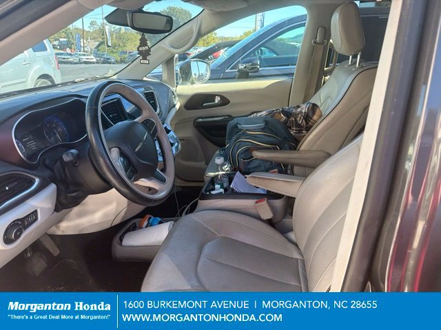 Used 2017 Chrysler Pacifica Limited FWD image 6