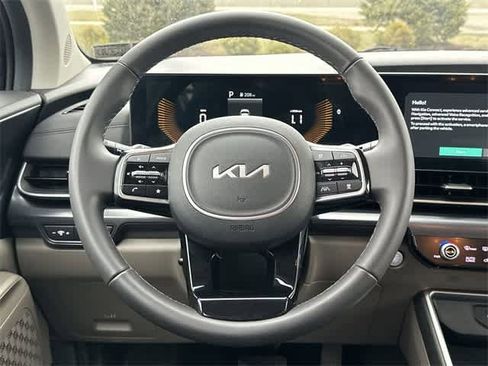 Used 2025 Kia Carnival image 7
