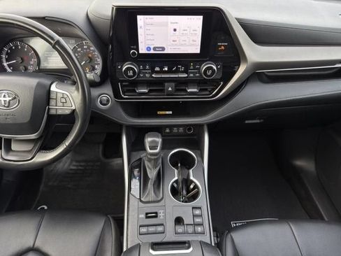 Used 2024 Toyota Highlander XLE AWD/4WD image 16