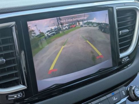 Used 2024 Chrysler Pacifica Touring-L FWD image 22