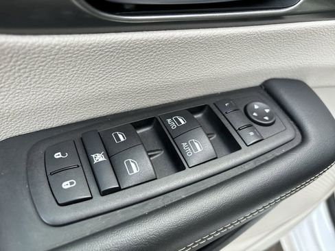 Certified 2024 Chrysler Pacifica Touring-L image 8