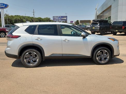Used 2024 Nissan Rogue SV FWD image 5