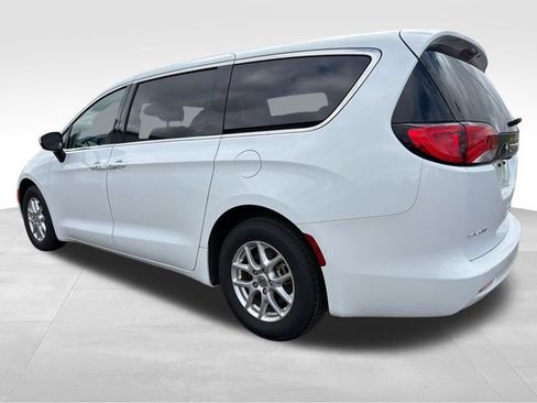 Used 2023 Chrysler Voyager LX FWD image 3