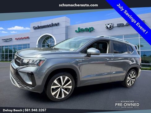 Used 2023 Volkswagen Taos SE w/ Panoramic Sunroof Package FWD image 3