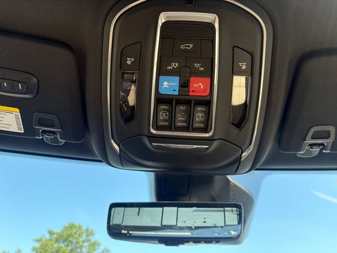 Used 2025 Jeep Grand Cherokee Limited w/ Luxury Tech Group II RWD image 23