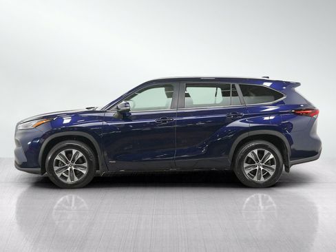 Used 2025 Toyota Highlander XLE AWD/4WD image 2