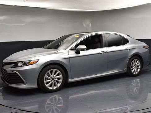 Used 2024 Toyota Camry LE w/ Convenience Package FWD image 4