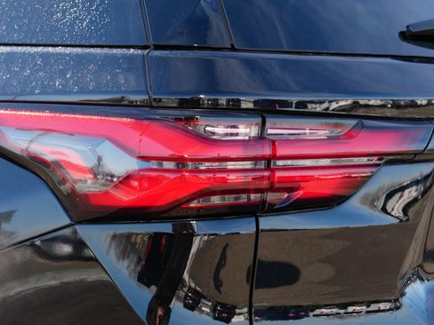 Used 2023 Chevrolet Traverse LT w/ LT Premium Package image 17