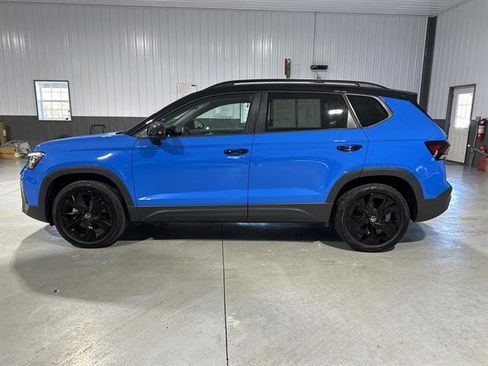 Certified 2025 Volkswagen Taos SE image 4