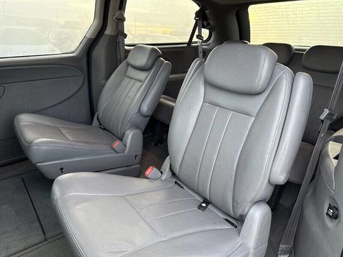Used 2005 Chrysler Town & Country Touring w/ Luxury Group FWD image 9