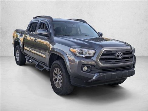 Used 2017 Toyota Tacoma TRD Off-Road image 3