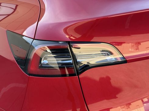 Used 2022 Tesla Model Y Long Range image 38